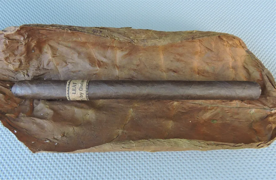 Oscar Maduro Lancero Agile Cigar Review: Leaf