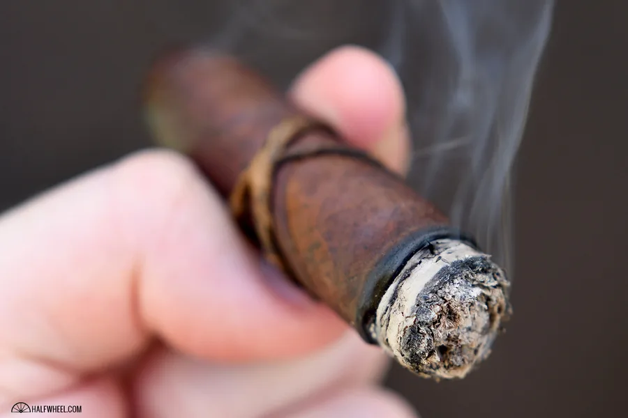 CAO Amazon Fuma Em Corda