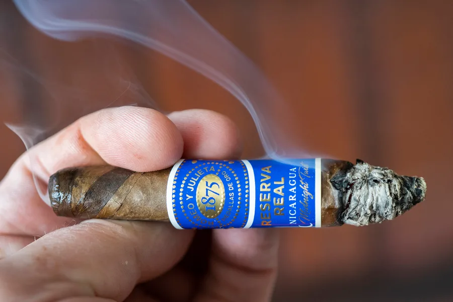 Romeo y Julieta Reserva Real Nicaragua Midnight Twist Love Story