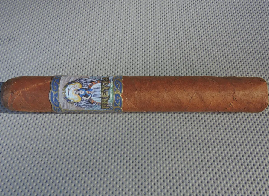 Las Cumbres Tabaco Agile Cigar Review: Freyja Thor's